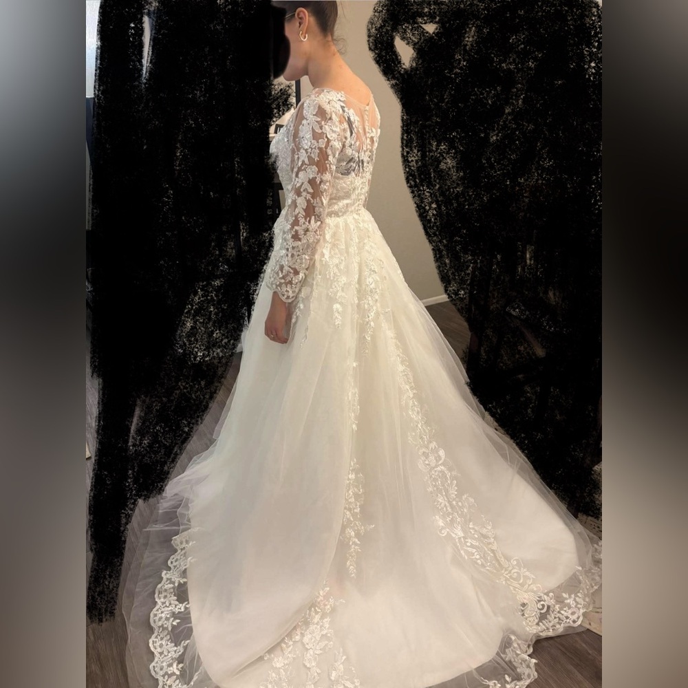 Brand new Elegant Lace Long-Sleeve Ball Gown Wedding Dress - White